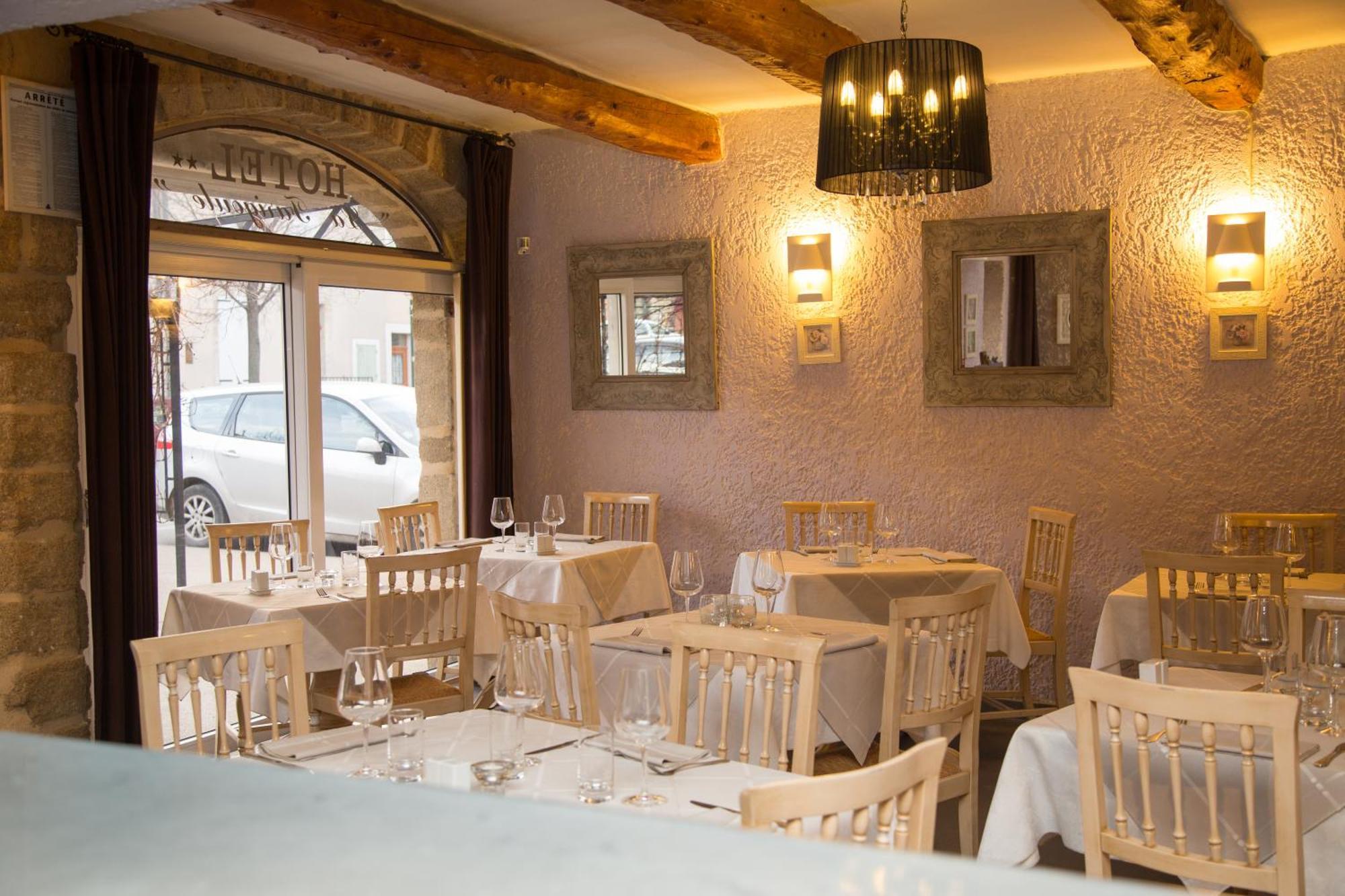 Logis Hotel Restaurant La Farigoule Sainte-Cecile-les-Vignes Exterior photo