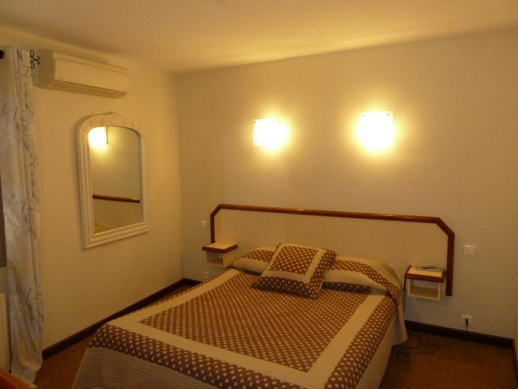Logis Hotel Restaurant La Farigoule Sainte-Cecile-les-Vignes Room photo