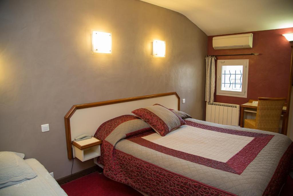 Logis Hotel Restaurant La Farigoule Sainte-Cecile-les-Vignes Room photo