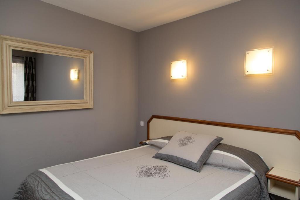 Logis Hotel Restaurant La Farigoule Sainte-Cecile-les-Vignes Room photo